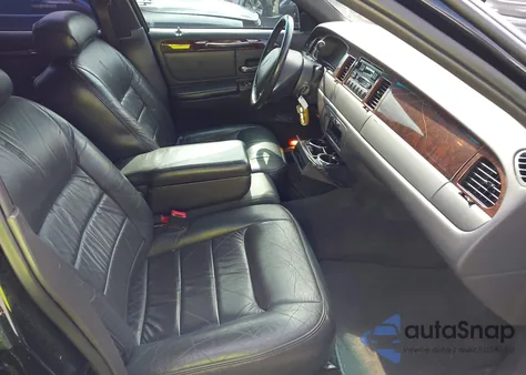 2000 Lincoln Town Car Executive from USA, damaged, VIN 1LJFM81W3YY893971